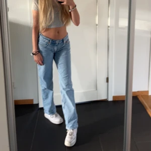 Weekday Arrow Straight Jeans - Superfina jeans från weekday i färgen summer blue, som bara är använda några gånger och är som nya. De är i storlek 24/30 vilket passar mig som är runt 160. Säljer för att jag inte får någon användning för dom, köpte dom för 590kr och säljer för 300 🥰🫶🏼