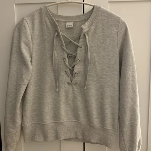 Sweatshirt - Tröja med knytning fram från Gina tricot. Strl M Hel och fräsch Kan skickas om köparen står för frakten