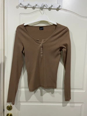 Brun tröja - Fin tröja som inte kommer till nån användning längre! En av knapparna gick av men annars är den inte sliten alls!