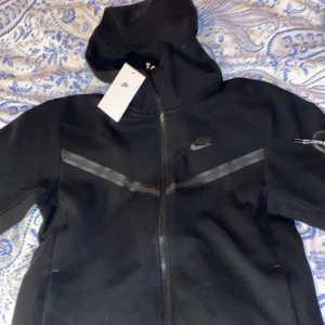 Nike tech svart - Den är lite förstor och går inte lämna tillbaka! Aldrig använd!