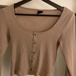 ginatricot - En långärmad top i färgen beige, från Gina tricot som används max två gånger så är som ny, säljer exakt likadant fast i färgen svart kolla i profil. Skriv för frågor🤍