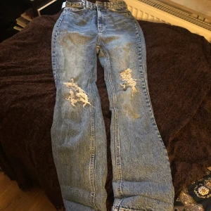 Blåa jeans - Köpte de får ungefär 2 år sedan, brukade vara mitt favorit par men passar inte i de längre :(  Bra skick, inga hål förutom de förgjorda.