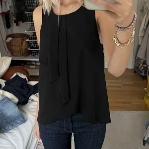 Svart fin topp! - Svart fin topp från zara! Funkar perfekt till fest och till vardags💕 i gott skick
