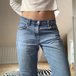 Jätte snygga lågmidjade Levis jeans! Midjemått rakt över: 43 cm. Innebenslängd: 74 cm