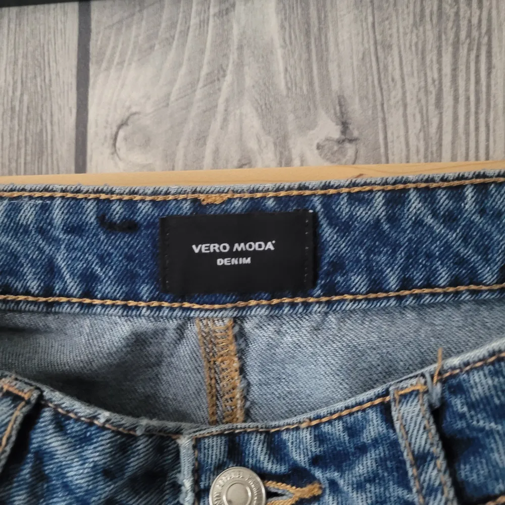 Blå raka/vida jeans från veromoda. Storlek 27/32 sitter som ett par 36or. Jeans & Byxor.