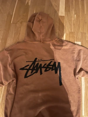 Stussy x Our legacy hoodie Storlek XL brun - Stussy x our legacy hoodie i storlek XL. Väldigt bra passform, kan användas som oversized hoodie för dem med mindre sorlek, köpt för ett år sen men är använd ytterst lite.  Hör av er vid intresse!