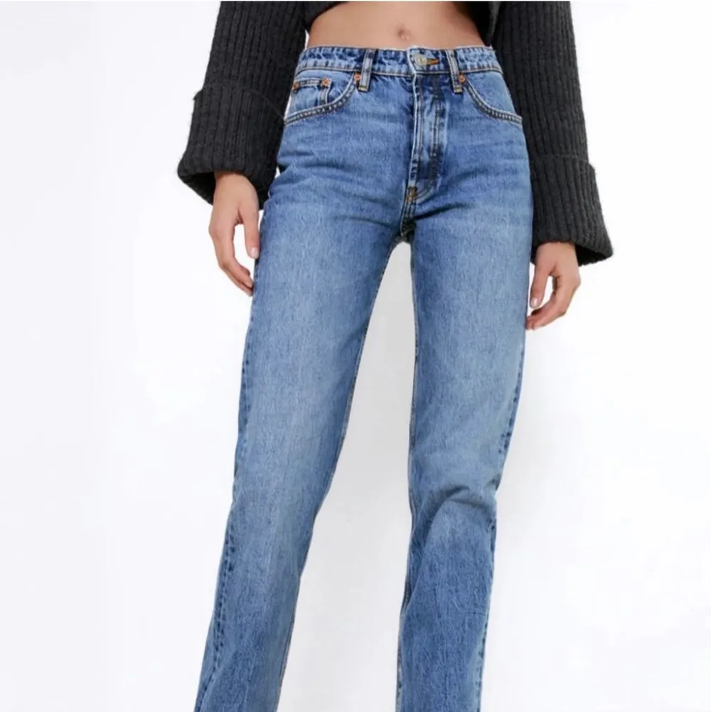 Jag säljer nu dessa Zara jeans i storlek 32 med rak passform, mid rise. Använda men i bra skick, de har dock blivit för små för mig. . Jeans & Byxor.
