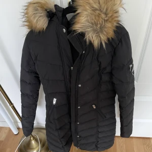 Rockandblue vinterjacka nyskick - Superfin varm Rockandblue dunjacka använd ett fåtal gånger perfekt skick. Storlek 34 men rymlig mer som en 36/s.