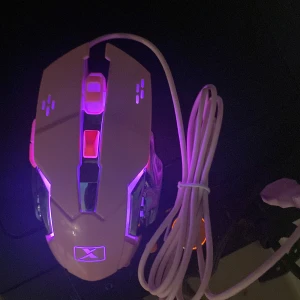 Rosa gaming mus  - Helt oanvänd har bara kopplat in den en gång. Nypris ca 300kr mitt pris 250. Den funkar jätte bra och är i nyskick. Dm vid intresse ❤️