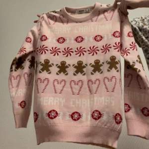 Säljer nu en rosa jul tröja! Jättefin till jul eller till julklapp! Har används 0 gånger och köpt på Sellpy! Är rosa och i väldigt bra skick! Köp INTE direkt, passa på och köp🤍🤍