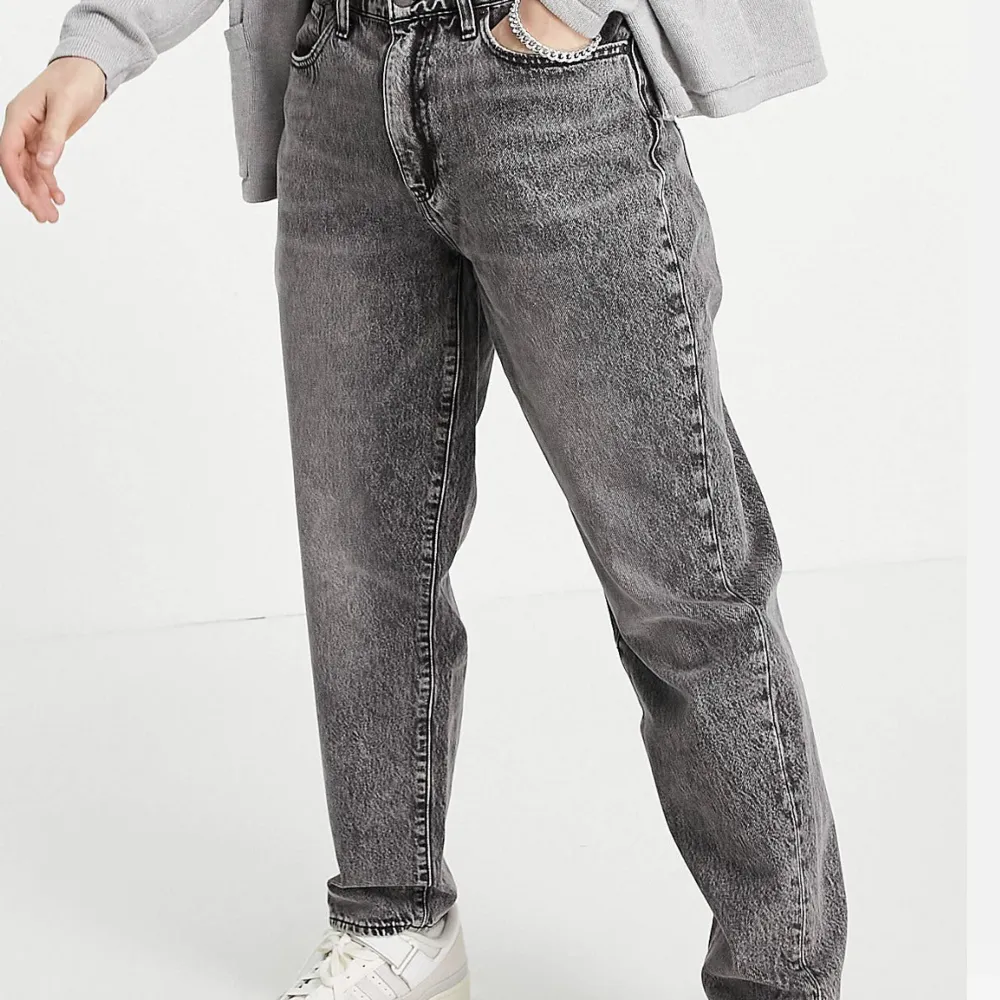 Nya jeans från Levi’s modell 562. Storlek 34/34 herr men funkar absolut på dam också.   Använda ca 5 gånger så typ nyskick. Köpta på Carlings för 999kr. Pris går att diskutera!! Flyttar 1/12 så behöver vara snabb affär!!!💗. Jeans & Byxor.