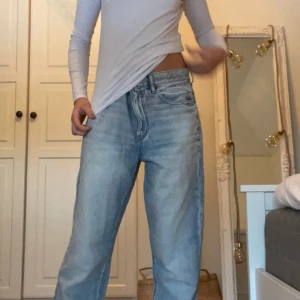 Blå jeans st M - Jag säljer dessa supersnygga baggyjeans som inte riktigt är min stil länge. Hör gärna av er vid mer frågor. Säljer dem inklusive frakten💕💕