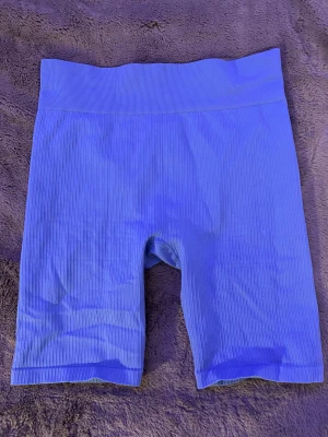 Cykelbyxor  - Blåa cykelbyxor från Hm som jag använt 1 gång, inga skador. 