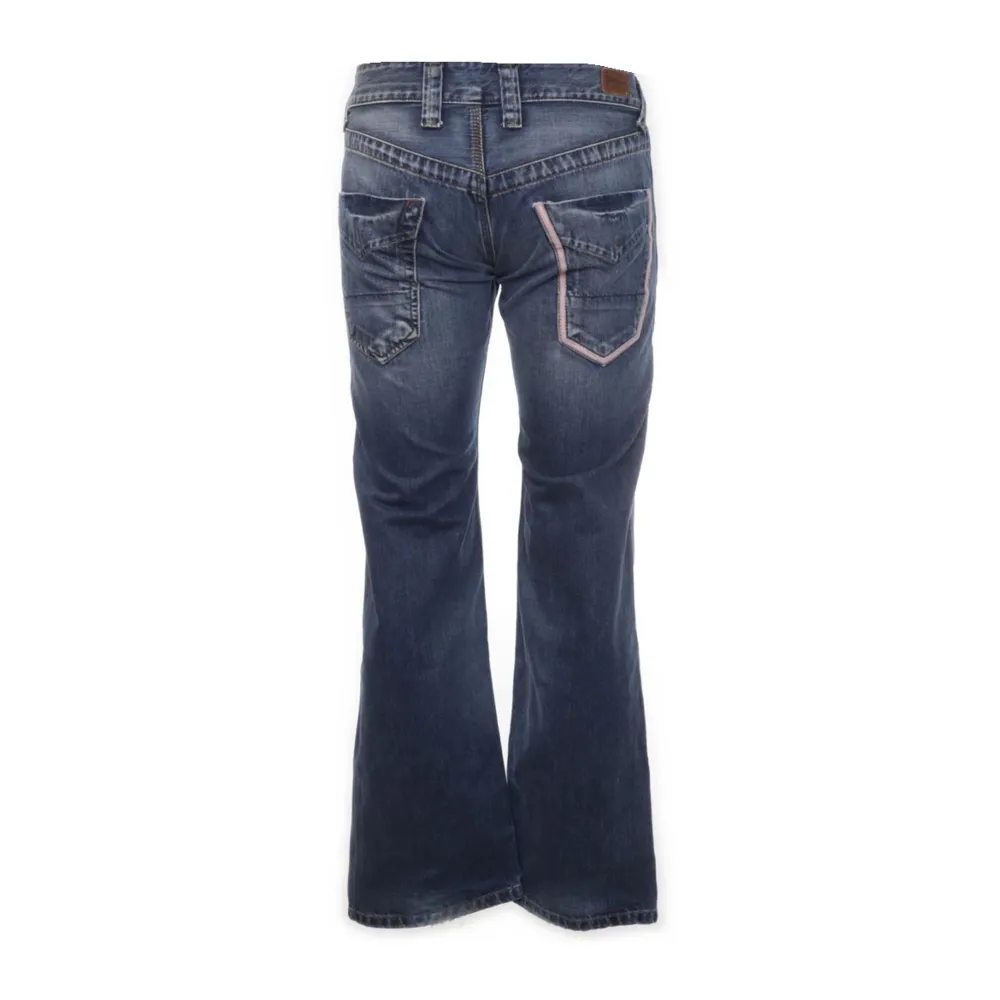 Blåa bootcut jeans ifrån Pepe London som är lågmidjade. Storlek 28/32. Midjemått: 78 . Jeans & Byxor.