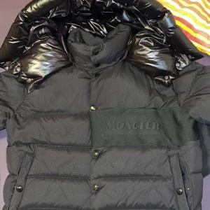 Moncler jacka - Idag vill jag sälja min fina moncler jackan size/1 jackan har ett fel bara de finns hål men de syd så den syns inte. Jackan använd 6-7 månader nya priset ligger på 12600kr idag men jag släpper den för 7000 kan även gå ner i priset vid snabbt äffar.