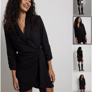 Skjortklänning svart  - Helt oanvänd klänning från nakd, lappar finns kvar storlek 36. Helt slutsåld på hemsidan!! Högsta bud får den. Nypris 649:-