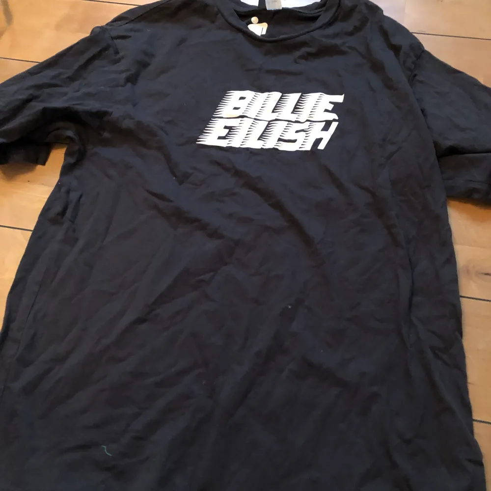 Billie Eilish t-shirt! Frakt tillkommer på 40kr ! . T-shirts.