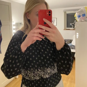 Blus  - Jättefin blus i runt material. Med tajtare resår i ärmslut samt runt midjan. Ganska U-ringad. Storlek 158/164 från Kappahl  STORLEKEN ÄR FÖRLITEN PÅ MIG! 