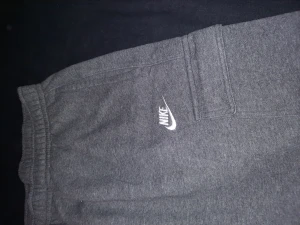 Nike Club CargoByxor - L - Tja. Säljer Nike Cargo Byxor köpta från ASOS för 499kr. Knappt använda för de är för små. Kan mötas upp eller frakta. Priset är 199kr.