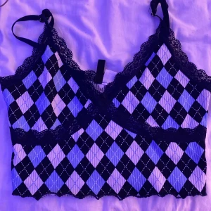 Topp - Köpt toppen i H&M förra året runt november , har använt tröjan max 5 gånger