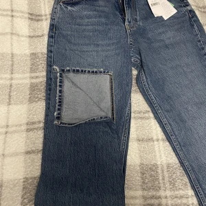Jeans - Blåa jeans med hög midja, slits i slutet på benen. Storlek 36. Aldrig använda. Ny skick.