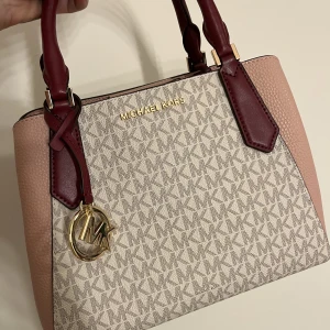 Michael Kors Limited Edition - Säljer en helt ny super fin michael kors limited edition väska. Nypris: 6499, mitt pris 2500. Perfekt som en julklapp till ens kära eller familjemedlem.