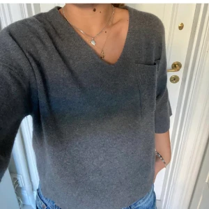 Så snygg trekvartslång stickad tröja❤️ - Säljer denna snygga trekvartslånga stickade tröja!❣️❣️Jättesnygg och passar så bra nu🖤🖤