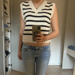 Stickad topp - Så söt stickad ”väst” eller topp💓 Från Lindex kids i storlek 164 men passar mig med S