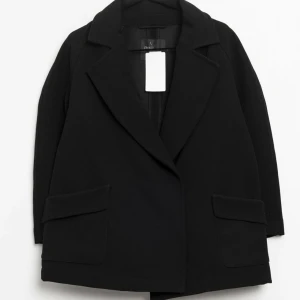 Svart jacka - Svart jacka med lite kortare ärmar. Storlek xs.  Bra skick! 250kr💕