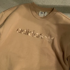 Adidas Sweatshirt - Helt ny adidas sweatshirt i beige färg, storlek S. Skön och supermjuk på insidan! Endast provad 😇