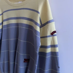 Vintagetröja - Så snygg vintage/retro långarmad. Ljus- grå och gul randig med snygga detaljer❤️ storlek M herr 