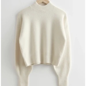 And other stories - Säljer min fina stickade tröja från and other stories som inte kommer till användning. Tröjan är i bra skick och använd endast några gånger. Är du intresserad och vill ha fler bilder, skriv till mig!