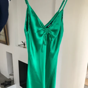 Grön festklänning - Säljer en perfekt fin grön klänning, passar till både sommar och vinter! Den är XS men passar absolut en S också då jag har S i vanliga fall!