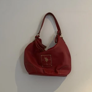 Vintage baguettebag från Ralph lauren - Aldrig använd har bara haft den liggande hemma då det inte är min stil och jag fick den i present, vet därför inte heller nypris❤️
