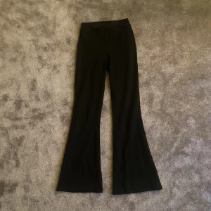 Svarta Bootcut tights från Gina Tricot ❤️‍🔥 - Väldigt sköna men säljer då dom är lite för små! Petite modell ❤️