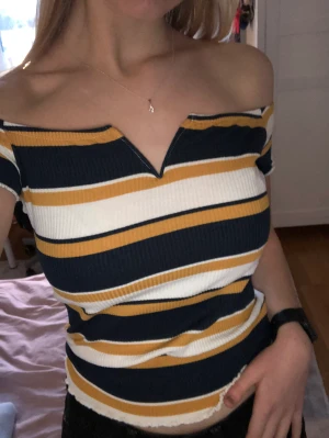 Topp - Jättesöt top från Paris, har inte använt den så mycket. Men den sitter fint och har skönt material :)