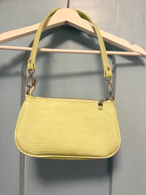 Väskor - Två väskor från Gina tricot som knappt är använda.