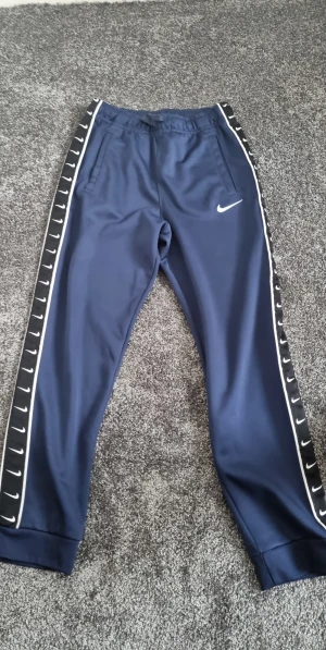 Nike blå byxor - Väldigt lite använda och kofta finns om man vill ha hela dressen