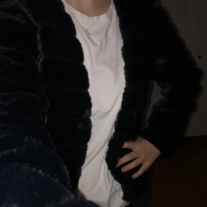 Fluffig kofta  - Jättefin fluffig kofta, aldrig använd så den är i nyskick 