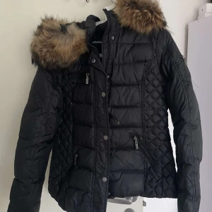 Rock and blue svart kort - Säljer en svart rock and blue kort, strl 42, bra skick!