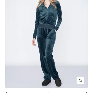 Juicy Couture sett - Säljer ett juicy sett, Förgen Rain forest, blå/grön den skiftar i ljuset, tröjan storlek XS och byxan S Bra skicka inga skador 