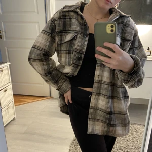 Kort kappa - En kort kappa/skjortjacka från H&M i storlek S.  Köparen står för frakt