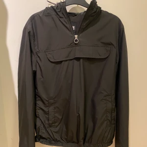 Vind jacka XS - Jätte fin jacka, går att justera och göra tajtare 