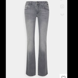 Gråa jeans  - Supersnygga gråa jeans!! Helt slutsålda överallt