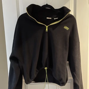 Croppad fleecetröja från Levis! - Croppad fleecetröja från Levis med dragsko i midjan. 