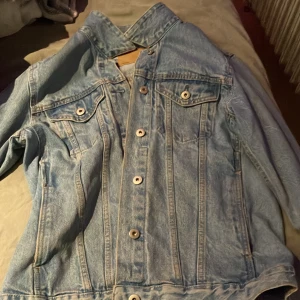 Lager 157 jeans jacka  - Storlek s, märke lager 157. Används ej längre. Köparen för betala frakt 