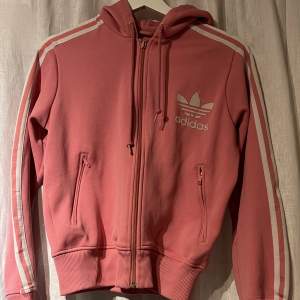 En jätte fin rosa zip-up från Adidas! Är en kortare modell! Betalning sker via swish!