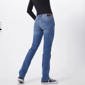 Pepe jeans - Säljer dessa supersnygga slutsålda pepe jeansen! Storlek 25x32🫶(långa i benen) använda få gånger! Kan mötas upp i Stockholmsområdet, mer bilder och info privat🥰