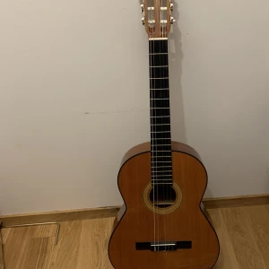 Gitarr - Gitarr, OBS! D strängen lossna men  reserv medföljer Fodral (mjuktj med fickor och handtag Samt plektrum + spel bok  Storlek: ungdom Begagnad Toppen gittar!! 