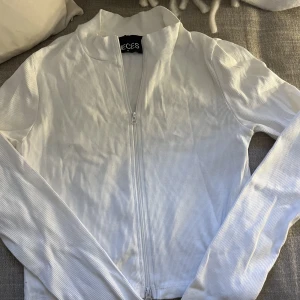 Topp - Nästintill oanvänd topp med dragkedja💙Storlek S